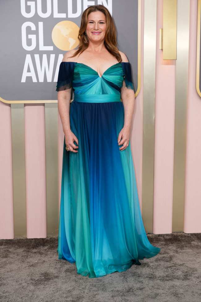              Gasteyer lucio un impresionante vestido verde azulado            