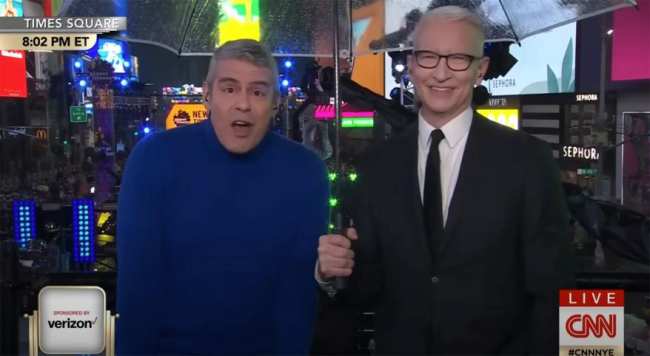 Andy Cohen y Anderson Cooper presentando su especial de Nochevieja