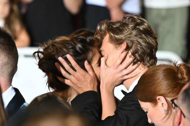              La pareja se beso previamente en el Festival de Cine de Cannes en mayo de 2022            