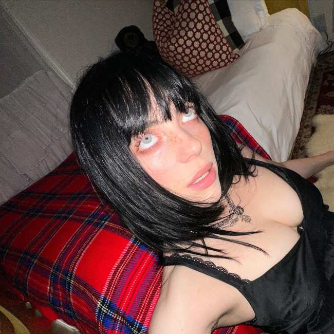              Billie Eilish se tomo una juerga de selfies despues de lo que parece ser una noche divertida luciendo un camison gotico y tacones altisimos            