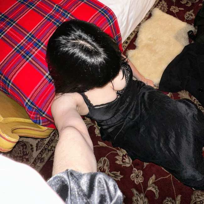              Eilish lucio un coletero en su muneca en una foto mientras revelaba un escote            