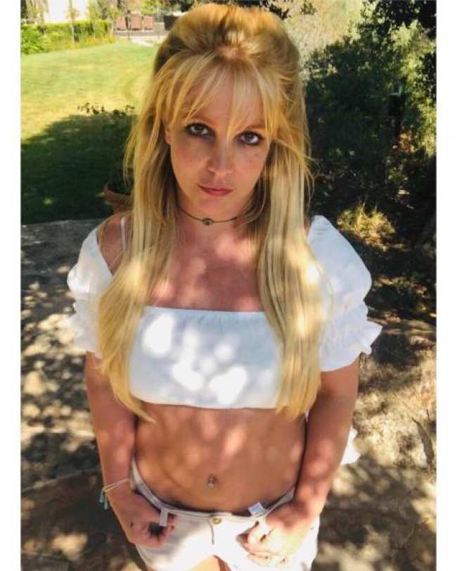 Britney Spears con un crop top blanco