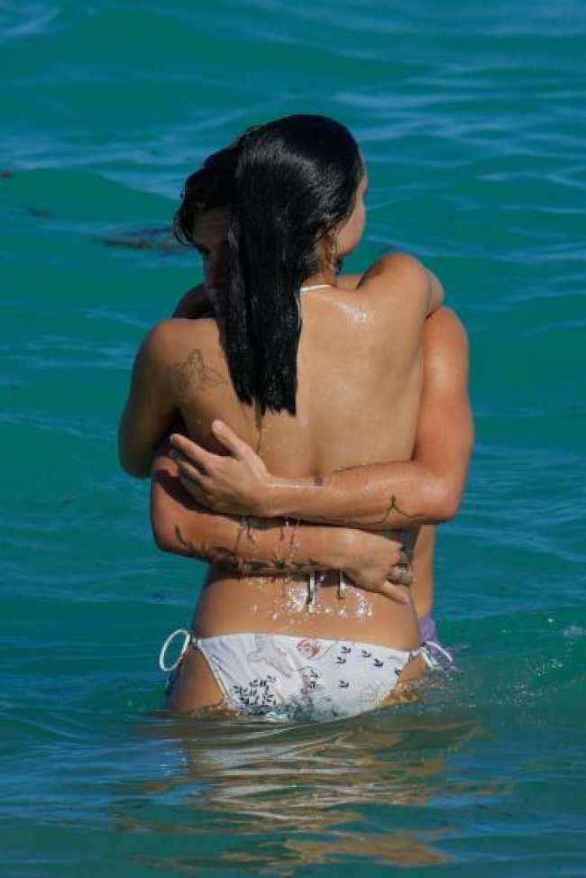 Camila Mendes y Rudy Mancuso abrazados en un oceano