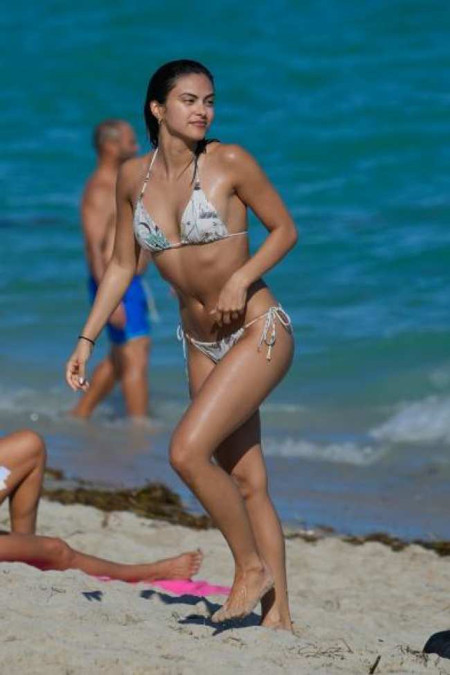 Camila Mendes saliendo de un oceano