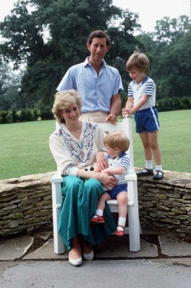 El principe Harry el principe William la princesa Diana y el rey Carlos III