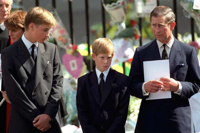              El principe Harry afirma que su padre el rey Carlos III no lo abrazo despues de contarle la tragica noticia sobre la muerte de su madre la princesa Diana            