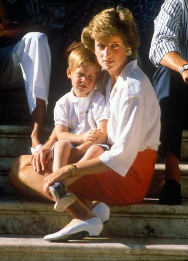Una foto antigua de la princesa Diana sosteniendo al principe Harry