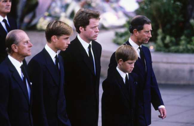 El principe Harry el principe William y el rey Carlos de pie en el funeral de la princesa Diana