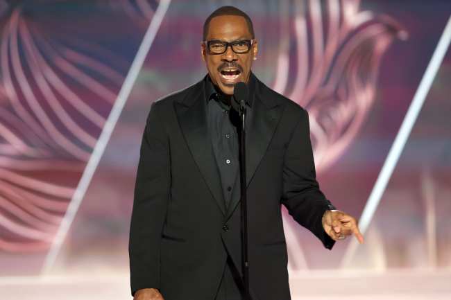              Eddie Murphy critico a Will Smith por su infame bofetada en los Oscar 2022 mientras aceptaba un premio en los Globos de Oro del martes por la noche             
