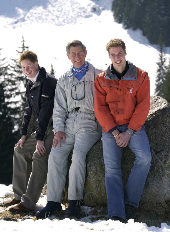              Segun los informes Harry estaba esquiando en Suiza con su hermano y su padre en el momento de la muerte de la Reina Madre             