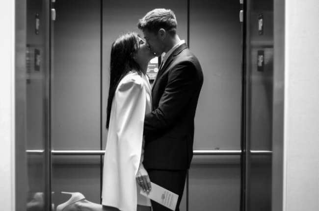 Daniella Monet y su esposo Andrew Gardner besandose