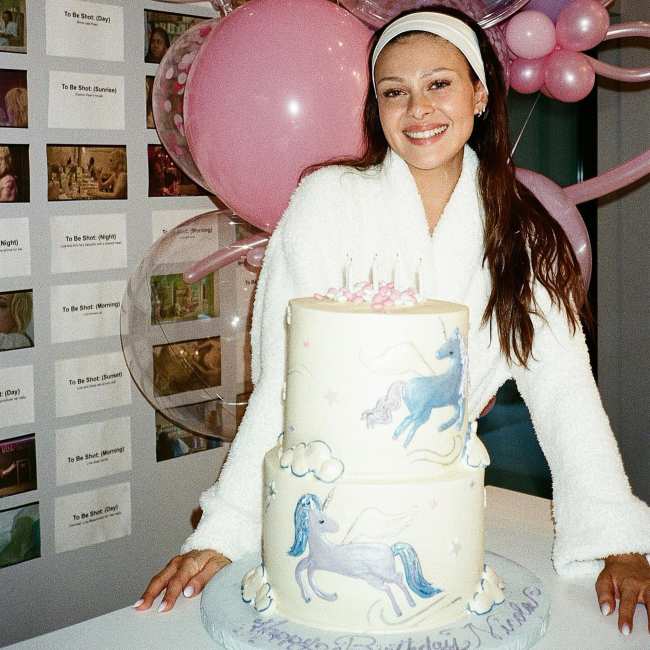             Nicola tenia un hermoso pastel con tema de unicornio en su dia de spa             