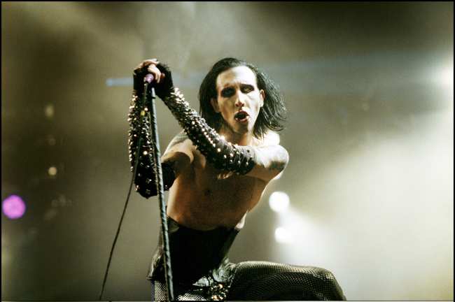              Manson es mejor conocido por su musica rock impactante y su imagen gotica            