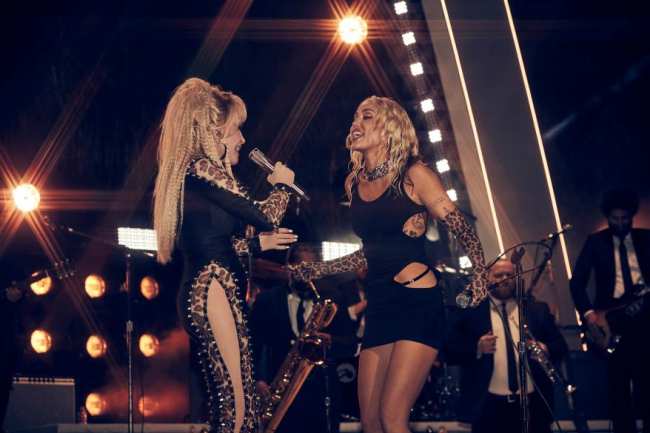 Una foto de Dolly Parton y Miley Cyrus