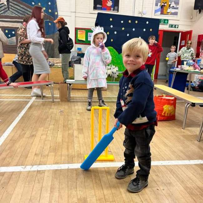 El hijo de Ant Anstead Hudson aprende a jugar al cricket