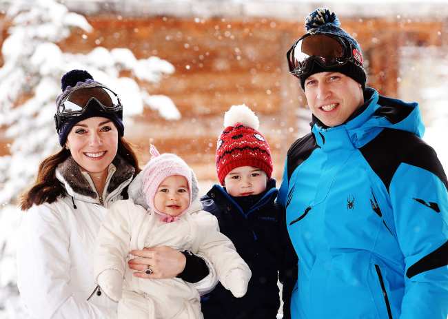              El principe George se puso un alegre sombrero rojo en esta foto de 2016 mientras que su madre real llevaba su gorro Eisbar            