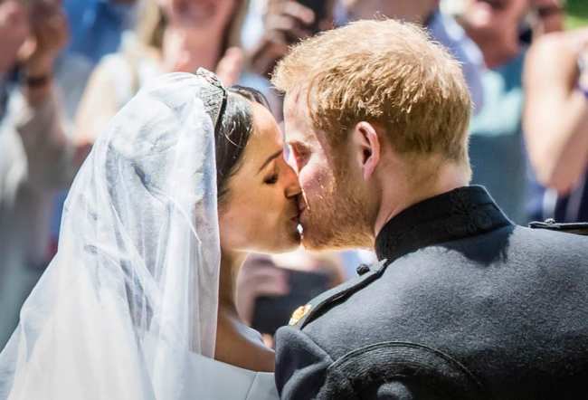 Meghan Markle besa al principe Harry el dia de su boda