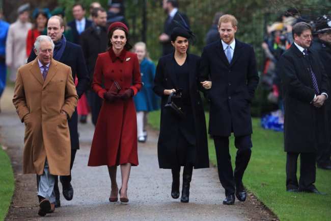 El rey Carlos el principe Guillermo Kate Middleton Meghan Markle y el principe Harry pasean juntos al aire libre