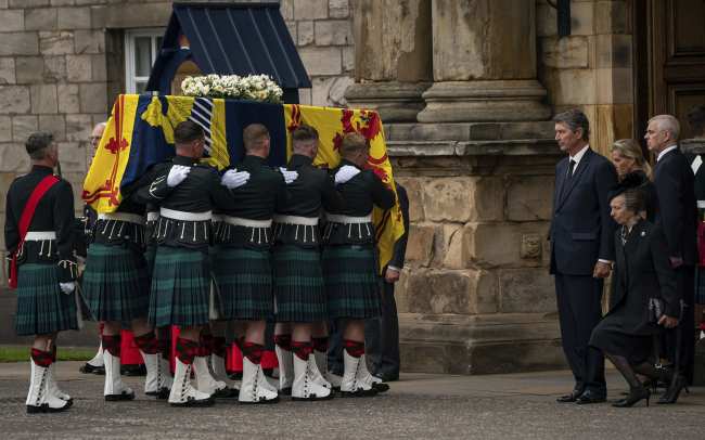              Harry asistio al funeral de la reina con miembros de su familia             