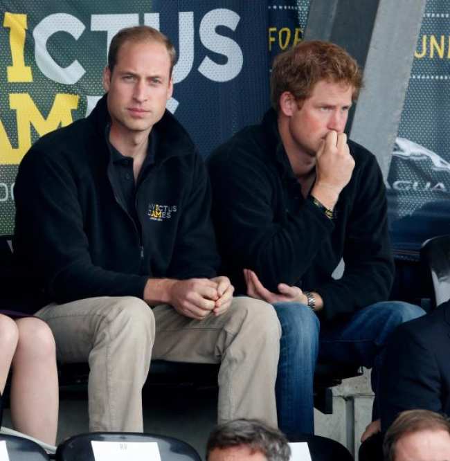 El principe Harry ve los juegos de Invictus con el principe William