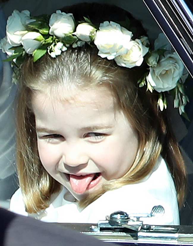              La princesa Charlotte lucio una corona floral durante la boda de su tio en 2018             
