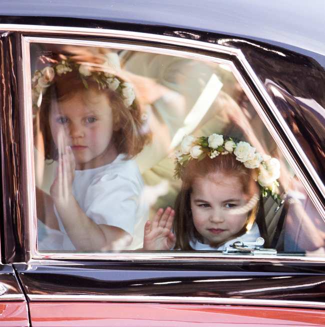              La princesa Charlotte y su companera florista Florence van Cutsem saludaron desde un automovil el dia de la boda de los Sussex            