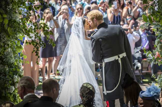              Los Sussex compartieron un beso frente a la multitud de la boda real reunida fuera de la capilla            