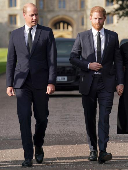 El principe William y el principe Harry lucen trajes en el castillo de Windsor