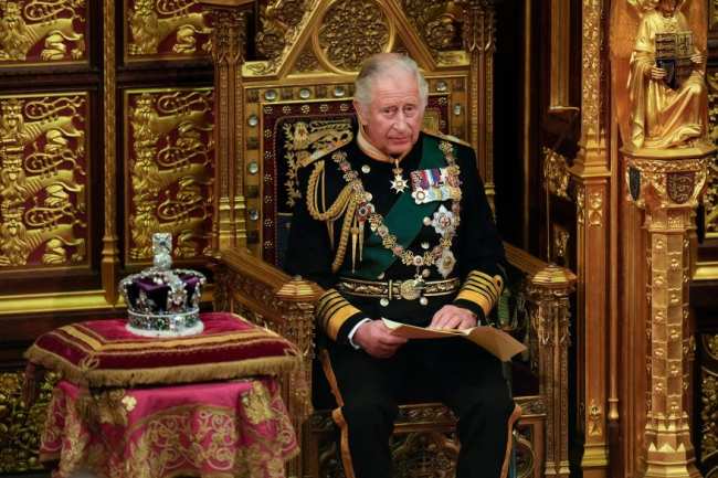 El rey Carlos asiste al Parlamento
