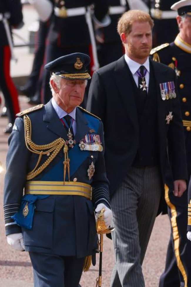 El rey Carlos y el principe Harry asisten al funeral de la reina Isabel II