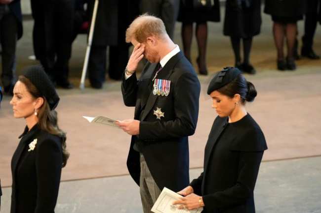 El principe Harry en el funeral de la reina