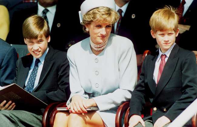              Despues de la muerte de la princesa Diana en 1997 el principe Harry creia que su madre no habia muerto sino que se habia escondido escribe en Spare            