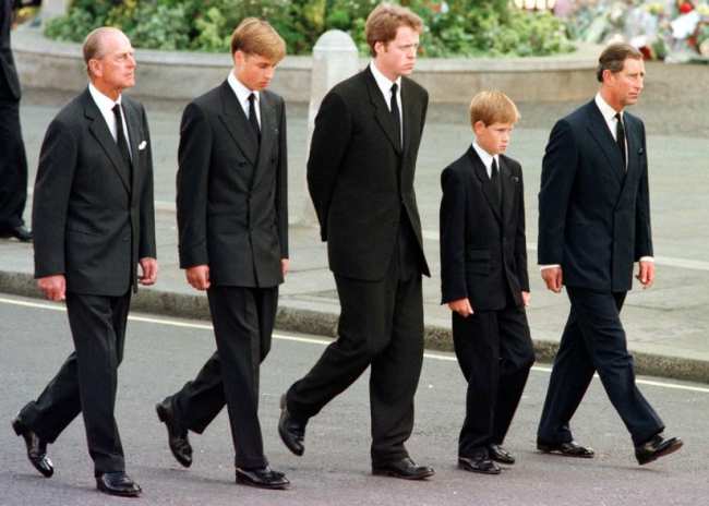 El principe Harry segundo desde la derecha tenia 12 anos cuando Diana murio pero se vio obligado a caminar detras de su ataud