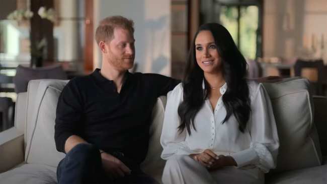              Harry y su esposa Meghan Markle lanzaron una serie documental sobre su relacion y su salida de la familia real            