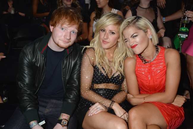              Goulding y Sheeran generaron rumores de citas en 2013 cuando se les vio tomados de la mano en los MTV VMA             