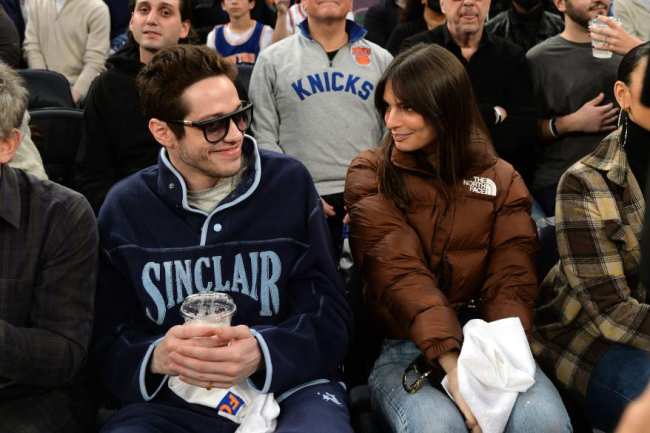 Emily Ratajkowski y Pete Davidson asisten juntos a un partido de los New York Knicks