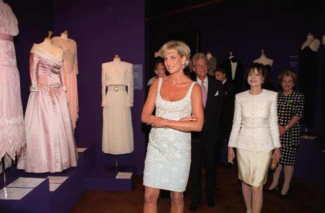              Diana fue fotografiada en Christies durante su subasta de vestidos de 1997            