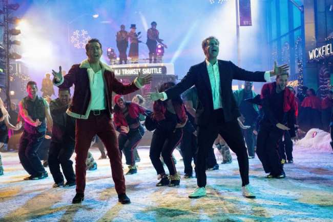 Ryan Reynolds y Will Ferrell bailando en Spirited