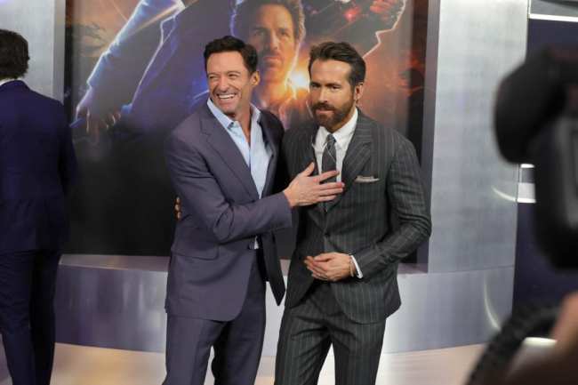 Hugh Jackman y Ryan Reynolds posan juntos en una alfombra roja