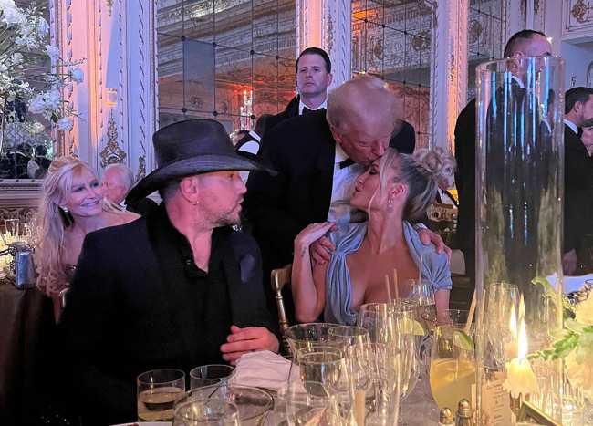              La gente se burlo de Jason Aldean en las redes sociales despues de que Donald Trump besara a su esposa Brittany Aldean en la frente            