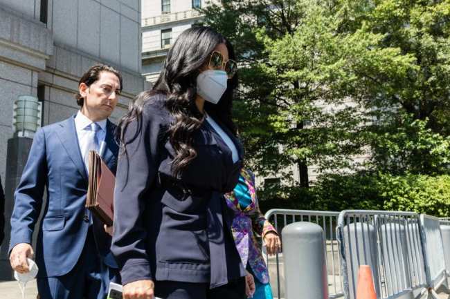 Jen Shah caminando fuera de un juzgado con una mascara puesta