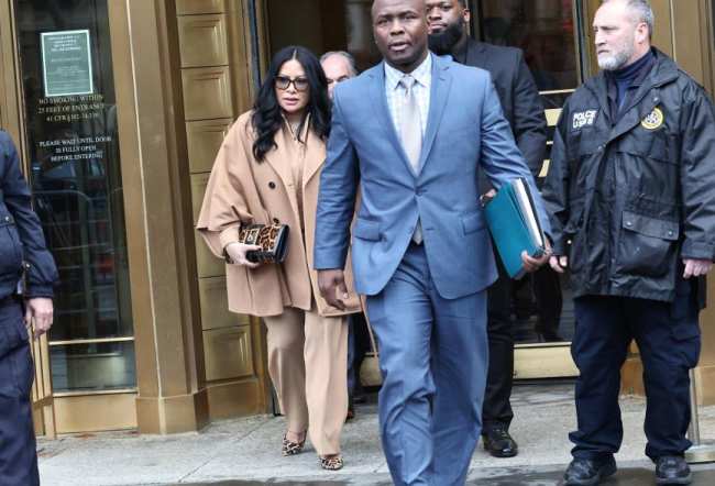 Jen Shah saliendo del juzgado de Nueva York el 6 de enero
