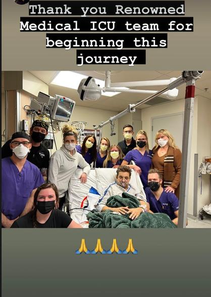 Una captura de pantalla de la historia de Instagram de Jeremy Renner agradeciendo a su personal medico