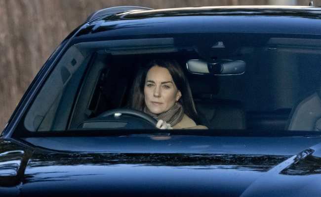              Kate Middleton parecia estoica mientras regresaba al Castillo de Windsor            