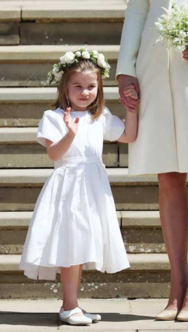 La princesa Charlotte en los escalones de la capilla de San Jorge despues de la boda del principe Harry y Meghan Markle
