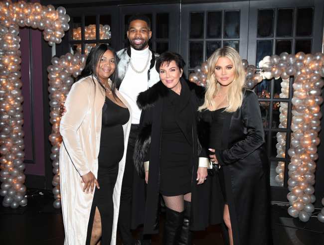 Andrea Thompson Tristan Thompson Kris Jenner y Khloe Kardashian en un evento juntos
