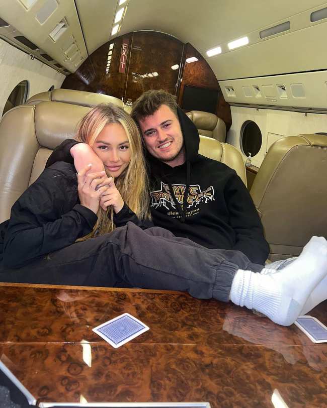 Una foto de Corinne Olympios y Jerry Morris sentados juntos en un jet privado