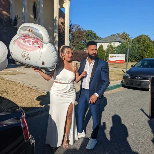 Apollo Nida y Sherien Almufti sosteniendo globos despues de su boda