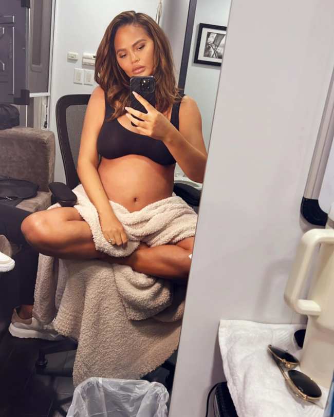              Teigen ha estado mostrando su creciente bulto de bebe durante su embarazo            