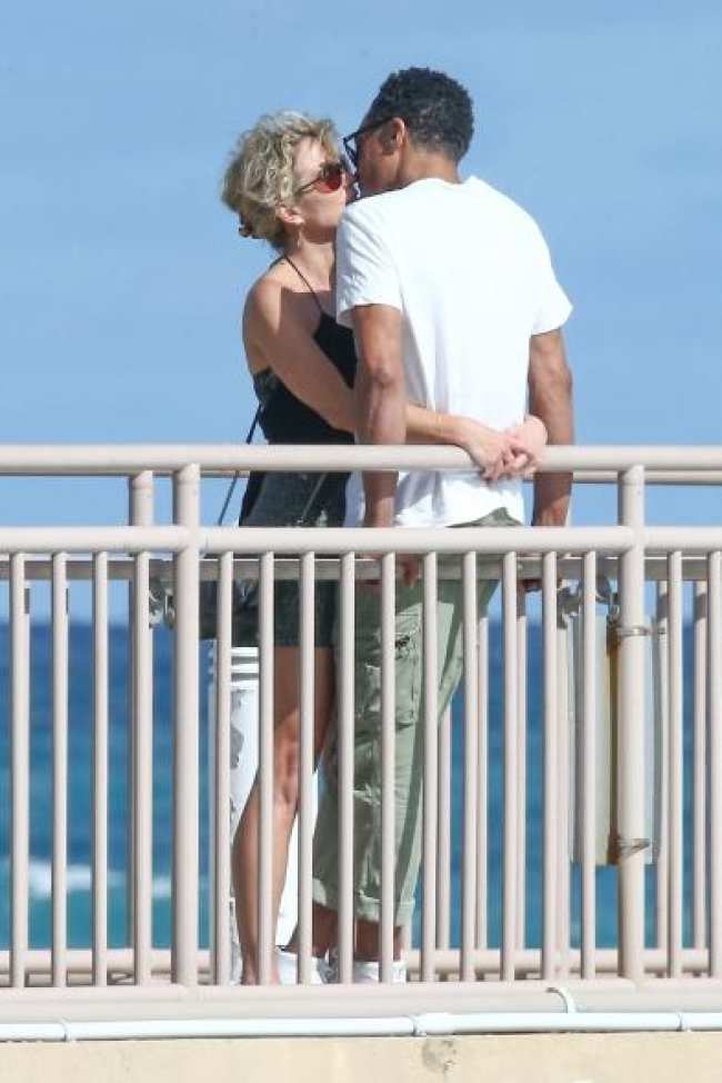 TJ Holmes y Amy Robach besandose en Miami